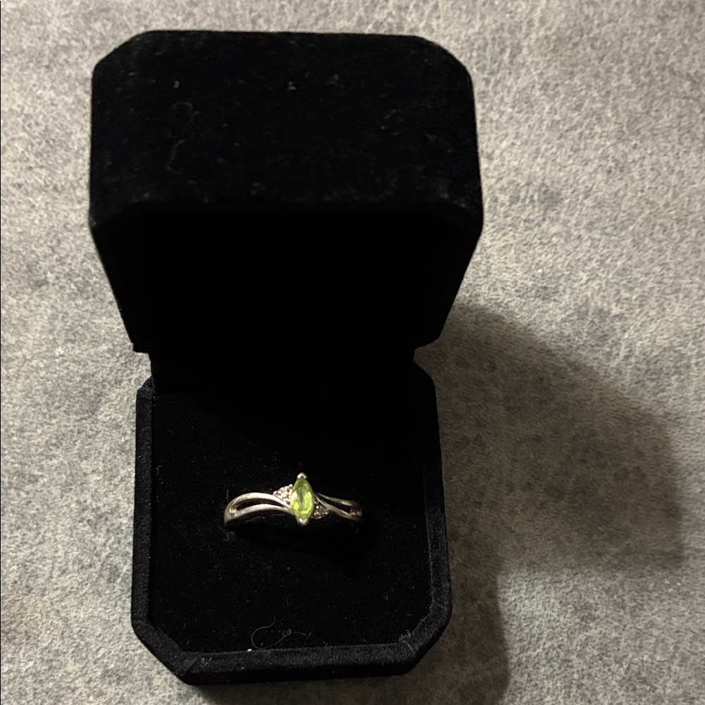Sterling Silver Ring with Peridot Marquise Gemstone Size 8